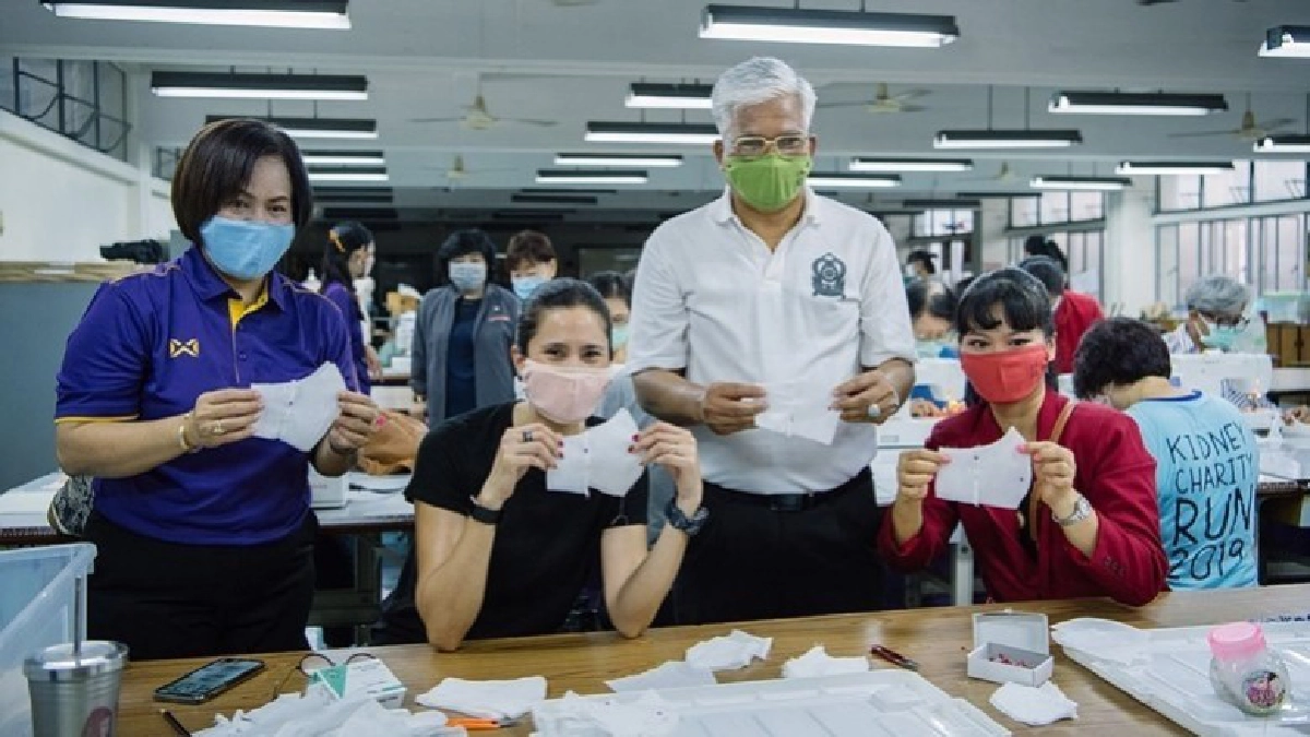 ทยา ทีปสุวรรณ รวมพลังจิตอาสาทำหน้ากากผ้าแจกฟรี