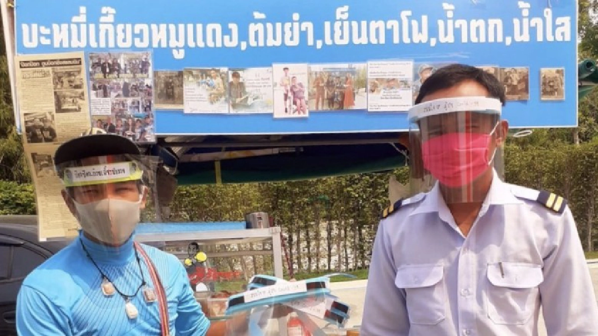 "ป๊อกป๊อก" นักชกใจบุญ ขายก๋วยเตี๋ยวแจกหน้ากาก "ป๊อกป๊อก" นักชกใจบุญ ขายก๋วยเตี๋ยวแจกหน้ากาก