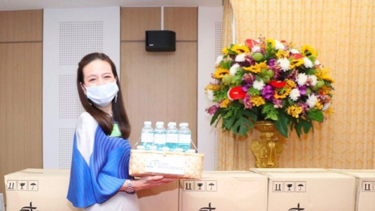 นวลพรรณ ล่ำซำ นำมอบแอลกอฮอล์ฆ่าเชื้อให้กองแพทย์หลวง นวลพรรณ ล่ำซำ นำมอบแอลกอฮอล์ฆ่าเชื้อให้กองแพทย์หลวง