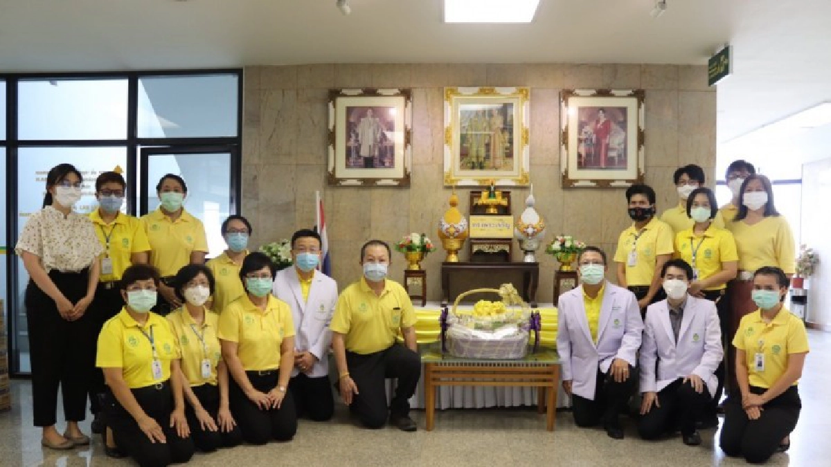 ในหลวง-ราชินี พระราชทานอาหารเลี้ยงบุคลากร รพ.มงกุฎวัฒนะ 