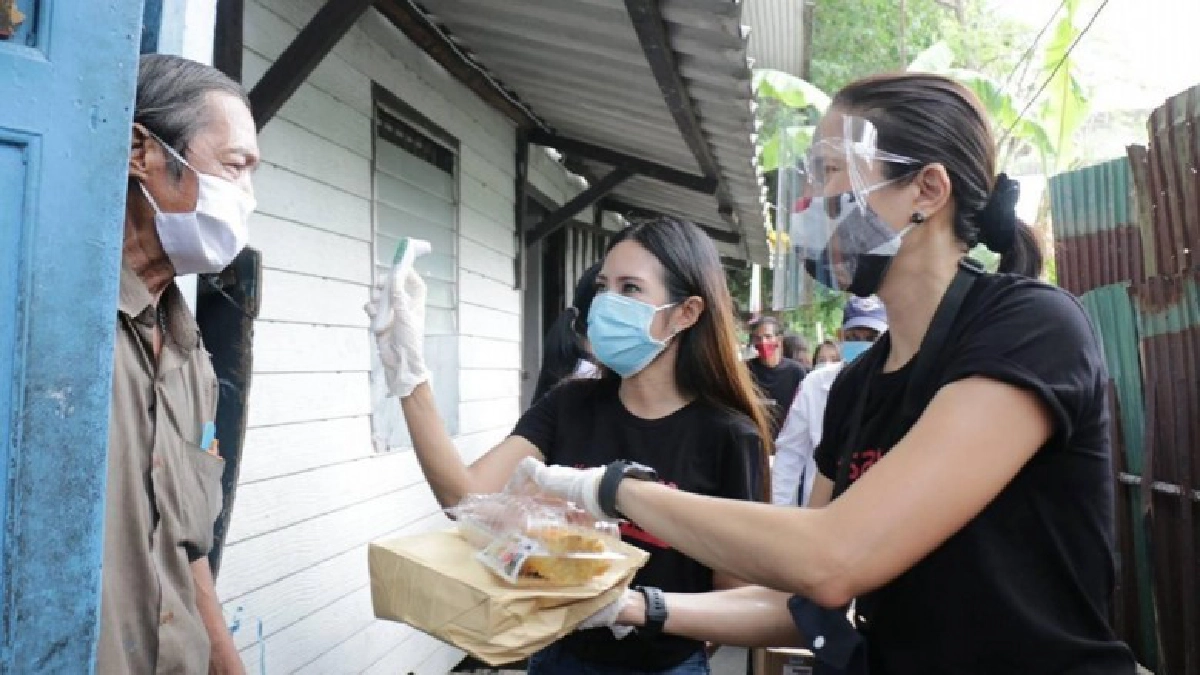 'ทยา-นพวรรณ' ลุยแจกถุงยังชีพ 'ทยา-นพวรรณ' ลุยแจกถุงยังชีพ