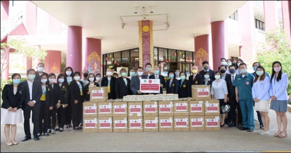 มูลนิธิป่อเต็กตึ๊ง โดยคลินิกการการแพทย์แผนจีนหัวเฉียว มอบเครื่องดื่มสมุนไพรจีน "จินจินฉา" บำรุงสุขภาพเสริมภูมิคุ้มกัน สู้ภัยโควิด-19