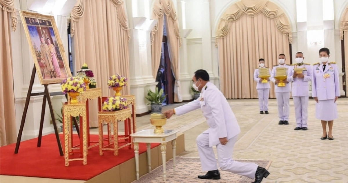 "ในหลวง" พระราชทาน หน้ากากฝีพระหัตถ์"พระราชินี" แก่นายกฯและทีมงาน ศบค. (ชมภาพ) "ในหลวง" พระราชทาน หน้ากากฝีพระหัตถ์"พระราชินี" แก่นายกฯและทีมงาน ศบค. (ชมภาพ)