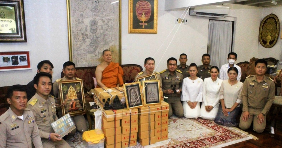 ผู้ว่าฯพิจิตรนิมนต์สมเด็จธงชัยและพระเกจิดังปลุกเสก พระสมเด็จเพชรเงินทอง แจกสร้างขวัญสู้โควิด19 ผู้ว่าฯพิจิตรนิมนต์สมเด็จธงชัยและพระเกจิดังปลุกเสก พระสมเด็จเพชรเงินทอง แจกสร้างขวัญสู้โควิด19