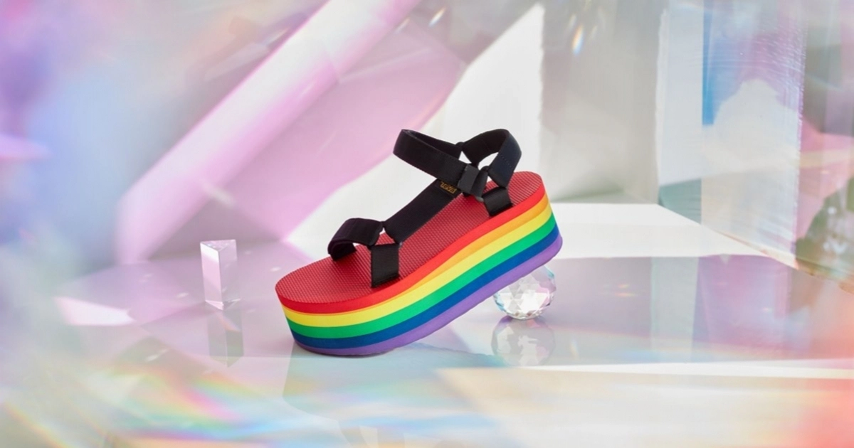 แบรนด์ "Teva" เปิดตัวเล็คชั่นพิเศษ "Rainbow Pride Pack" พร้อมสมทบทุนโครงการ It Gets Better เพื่อร่วมเฉลิมฉลองเทศกาลไพรด์