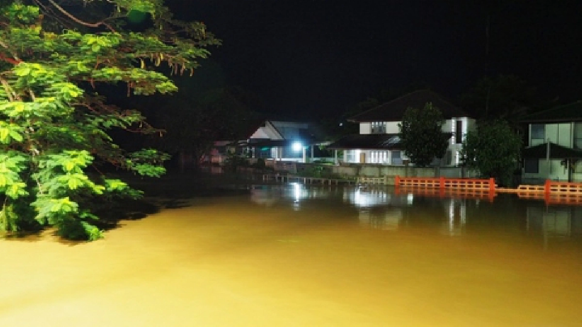 เชียงคำวิกฤติ น้ำป่าทะลักเข้าตัวเมืองสูงกว่า 1 เมตร เร่งระดม จนท.เฝ้าระวังจุดเสี่ยง เชียงคำวิกฤติ น้ำป่าทะลักเข้าตัวเมืองสูงกว่า 1 เมตร เร่งระดม จนท.เฝ้าระวังจุดเสี่ยง