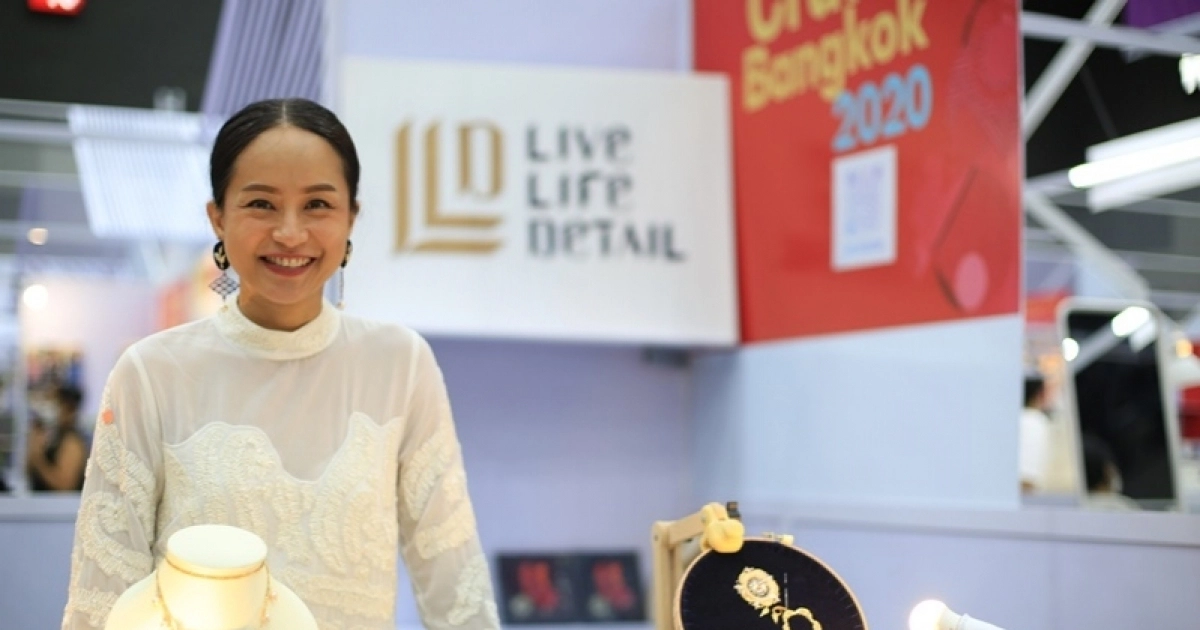 Live Life Detail เครื่องประดับสไตล์โมเดิร์นเทคนิคปักดิ้นทองของราชสำนักไทย