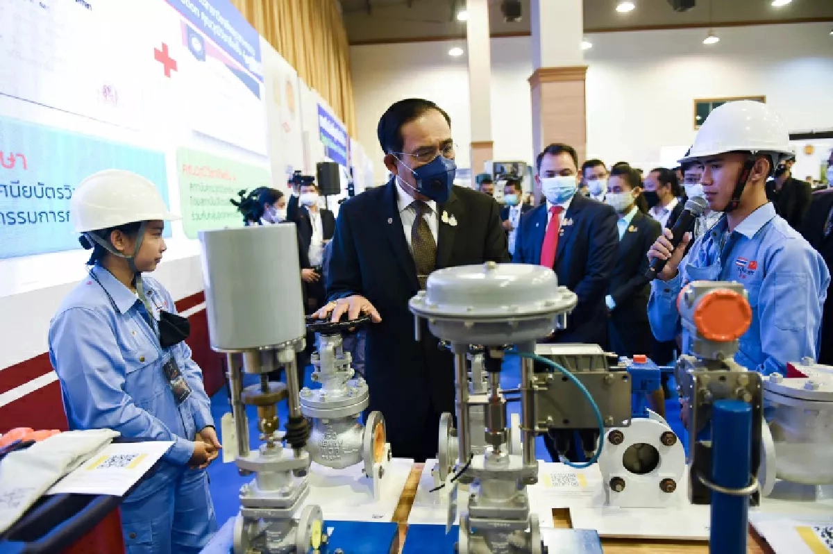 "บิ๊กตู่"กระตุ้นคนอาชีวะ ต้องมีสมองที่จะคิดเป็น "ชู"รักสถาบันชาติ ศาสน์ กษัตริย์ 