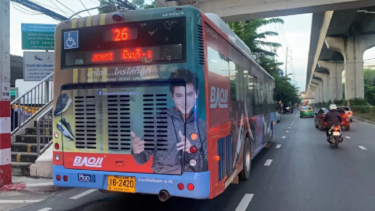 สลด..แกร็บฟู๊ด เสียหลักล้ม รถเมล์ทับซ้ำดับคาที่ 