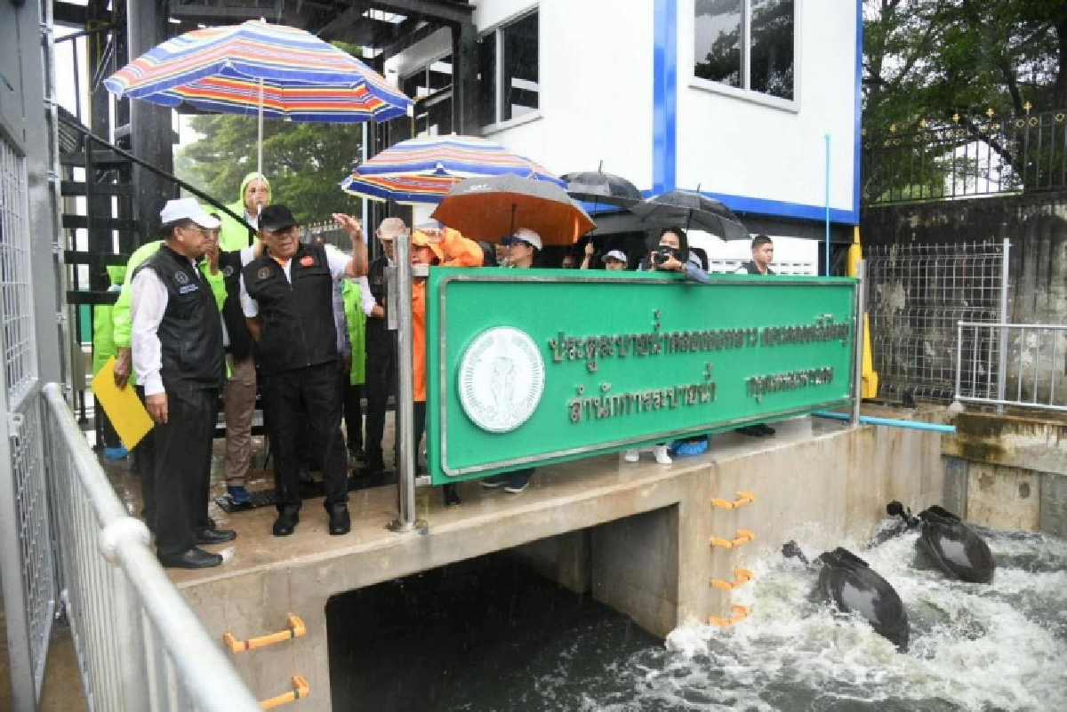 ผู้ว่า "อัศวิน" ฝ่าสายฝน ลงพื้นที่อุโมงค์ระบายน้ำ สั่งเฝ้า 24 ชม.รับมือพายุ-น้ำท่วมรอระบาย