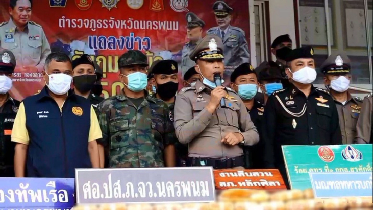 รวบสองผัวเมีย แก๊งค้ายาเสพติดข้ามชาติ ยึดกว่า 4.5 แสนเม็ด เหิมนัดส่งใกล้โรงพัก