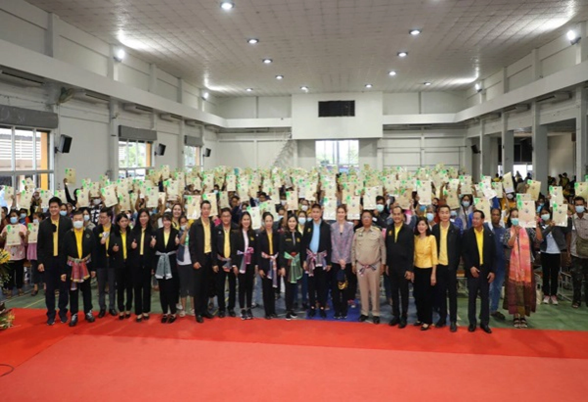 รมช.ธรรมนัส มอบ ส.ป.ก. 4-01 เพิ่มคุณภาพชีวิตเกษตรกรอุบลราชธานี