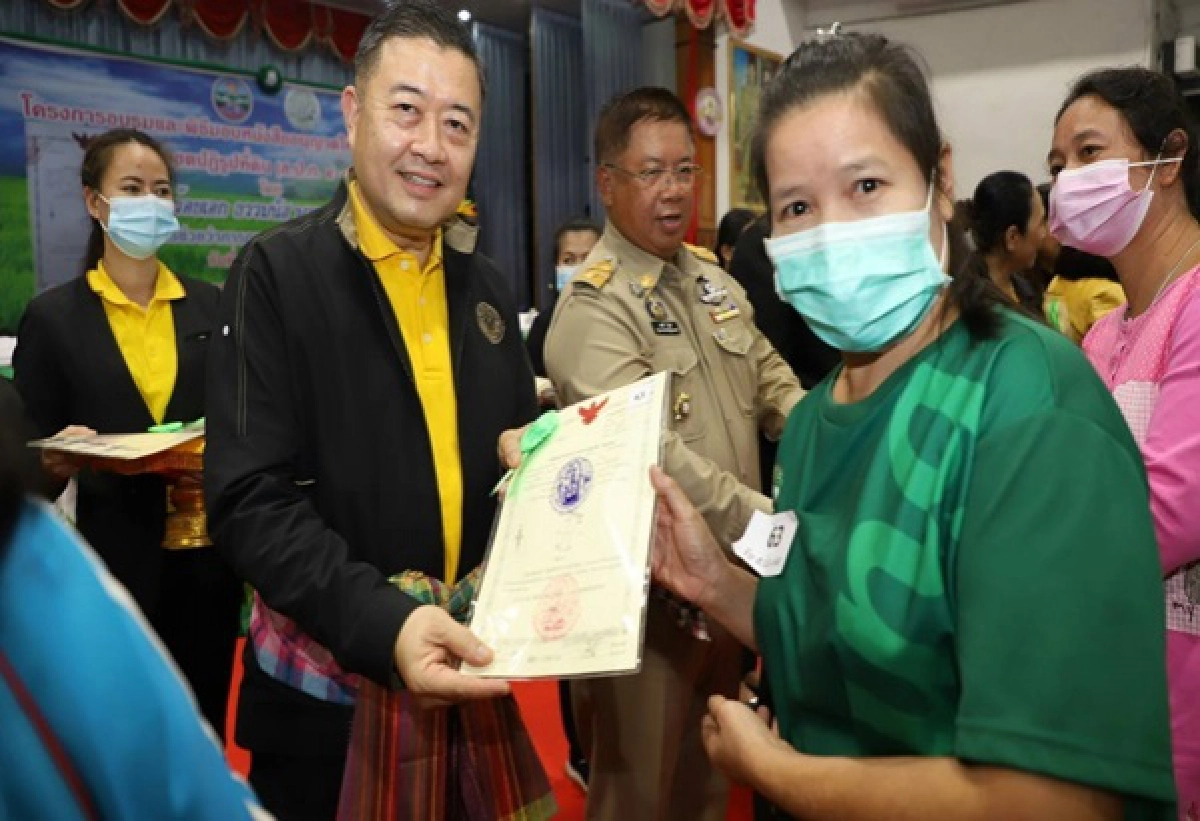 รมช.ธรรมนัส มอบ ส.ป.ก. 4-01 เพิ่มคุณภาพชีวิตเกษตรกรอุบลราชธานี
