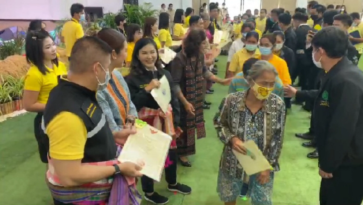 "ธรรมนัส" ลงพื้นที่ อำนาจเจริญ มอบ ส.ป.ก.4-01 ให้เกษตรกร เพื่อแก้ปัญหาที่ดินทำกิน 