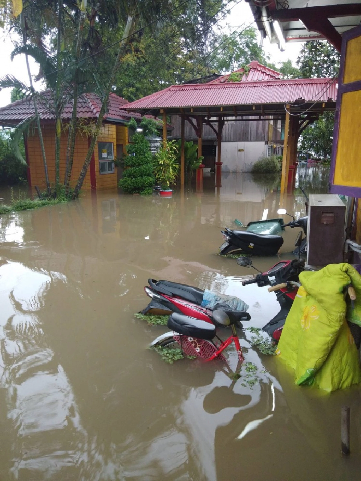 ประมวลภาพน้ำท่วมสถานีชะอำ ท่วมทางเดินรถไฟยาวประมาณ 4 กม.