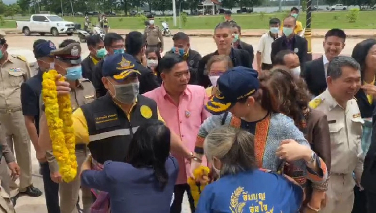 "ธรรมนัส" ลงพื้นที่ อำนาจเจริญ มอบ ส.ป.ก.4-01 ให้เกษตรกร เพื่อแก้ปัญหาที่ดินทำกิน 