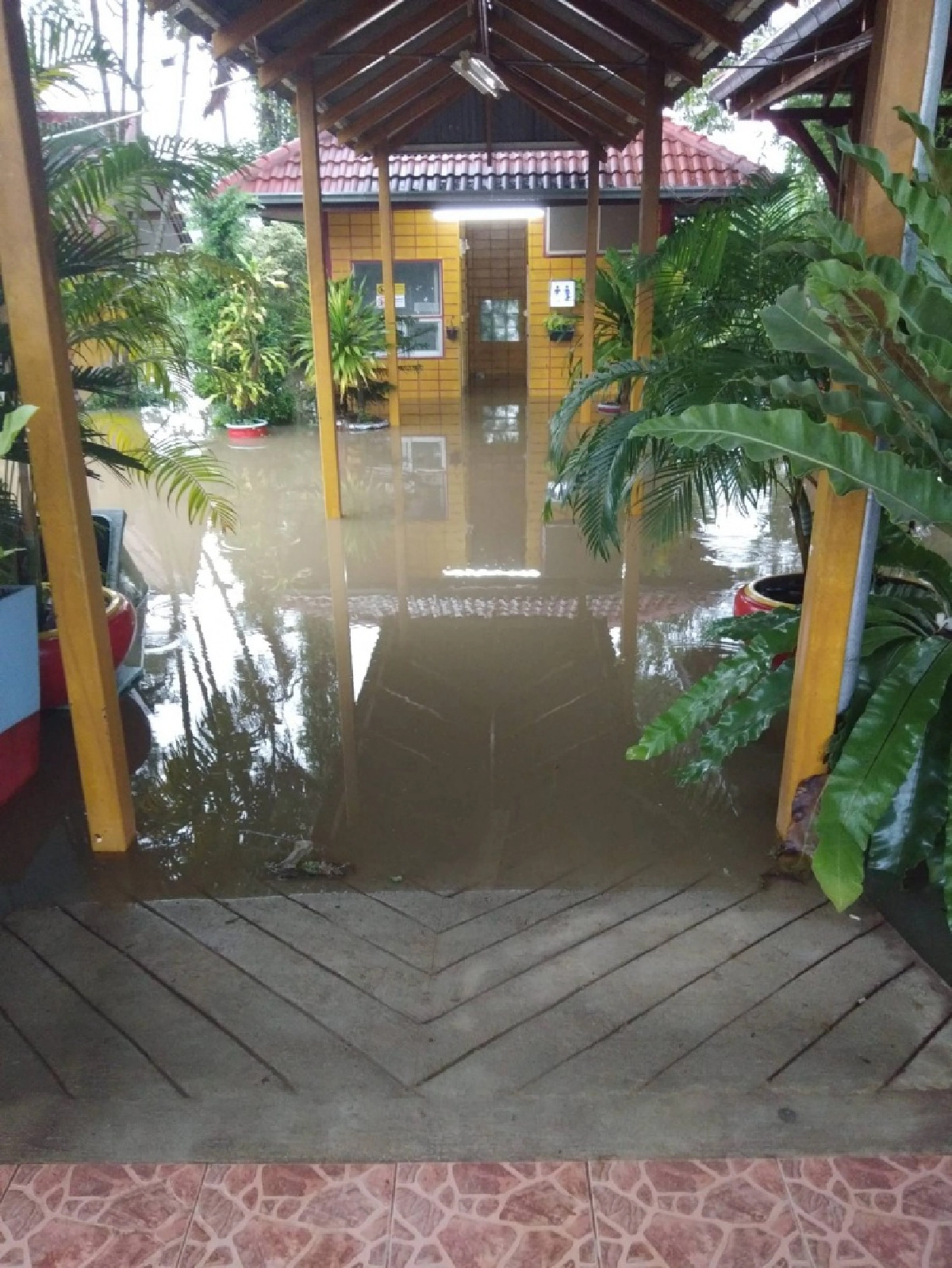 ประมวลภาพน้ำท่วมสถานีชะอำ ท่วมทางเดินรถไฟยาวประมาณ 4 กม.