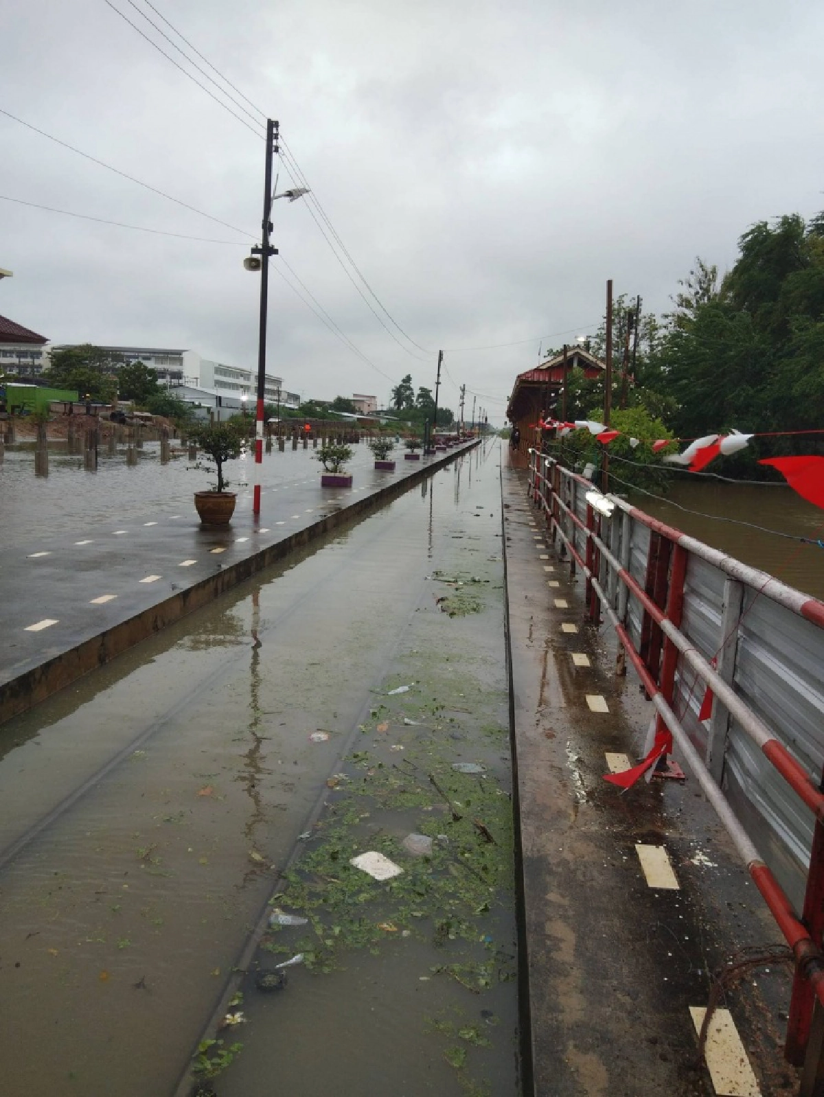 ประมวลภาพน้ำท่วมสถานีชะอำ ท่วมทางเดินรถไฟยาวประมาณ 4 กม.