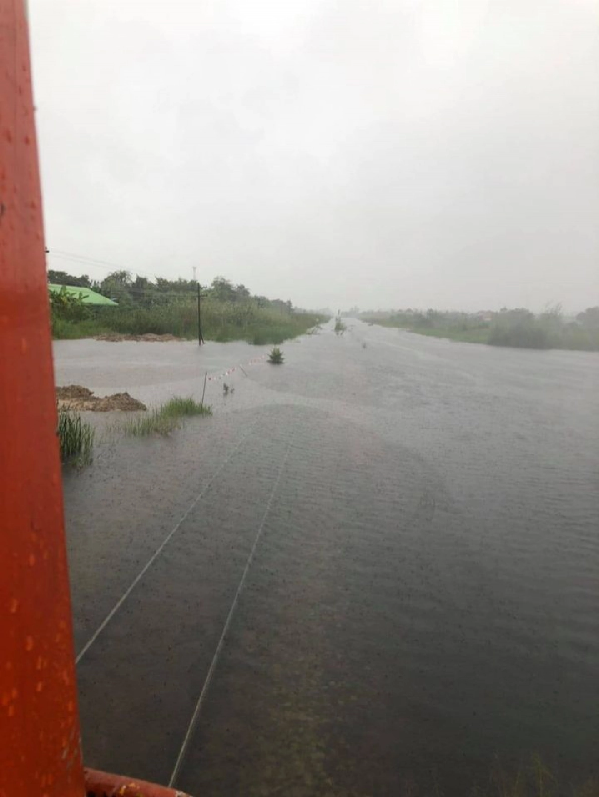 ประมวลภาพน้ำท่วมสถานีชะอำ ท่วมทางเดินรถไฟยาวประมาณ 4 กม.