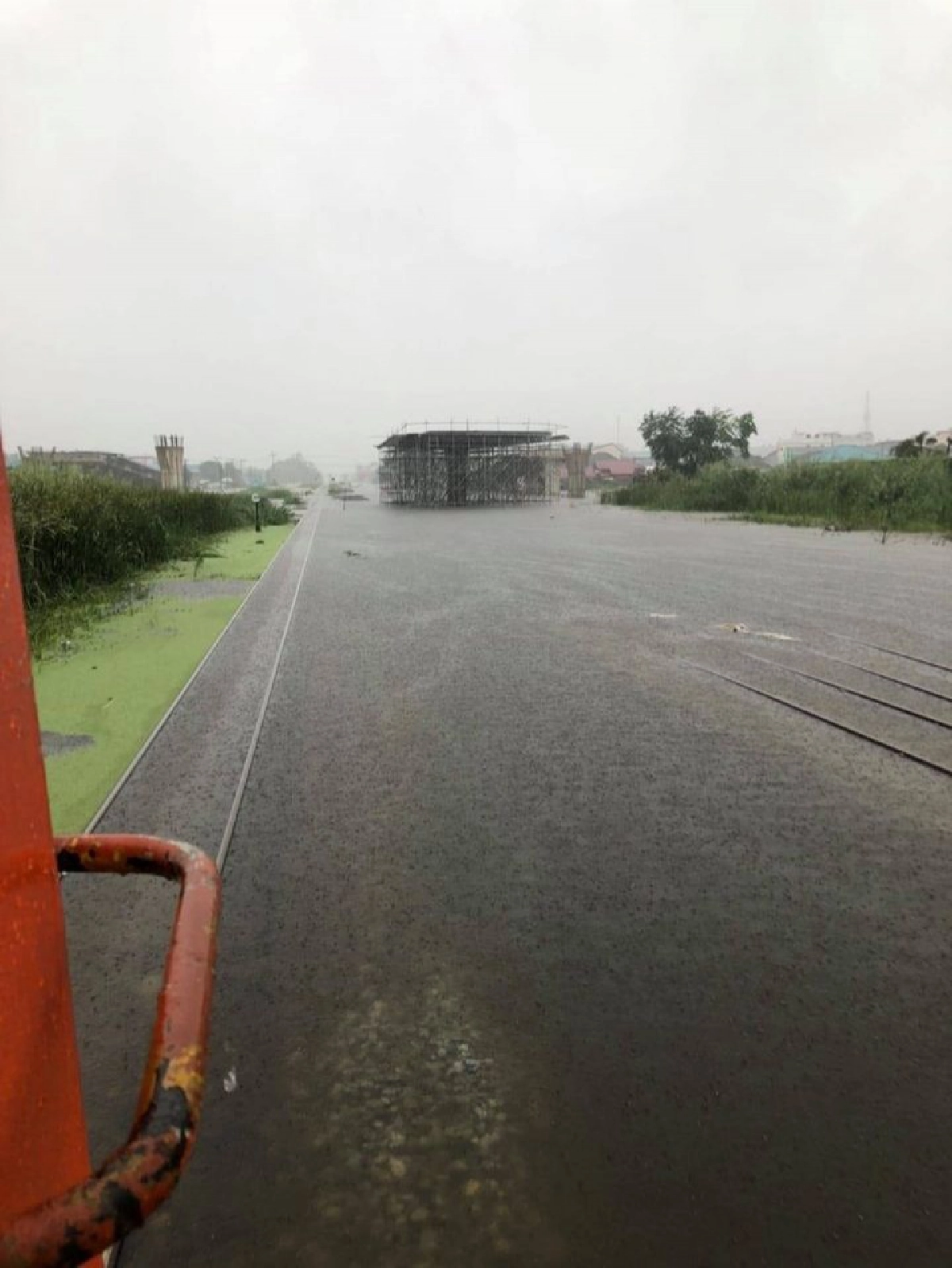 ประมวลภาพน้ำท่วมสถานีชะอำ ท่วมทางเดินรถไฟยาวประมาณ 4 กม.