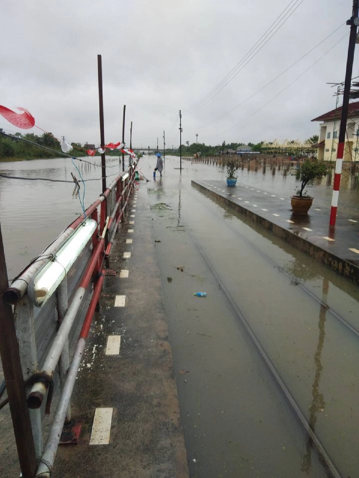 ประมวลภาพน้ำท่วมสถานีชะอำ ท่วมทางเดินรถไฟยาวประมาณ 4 กม.