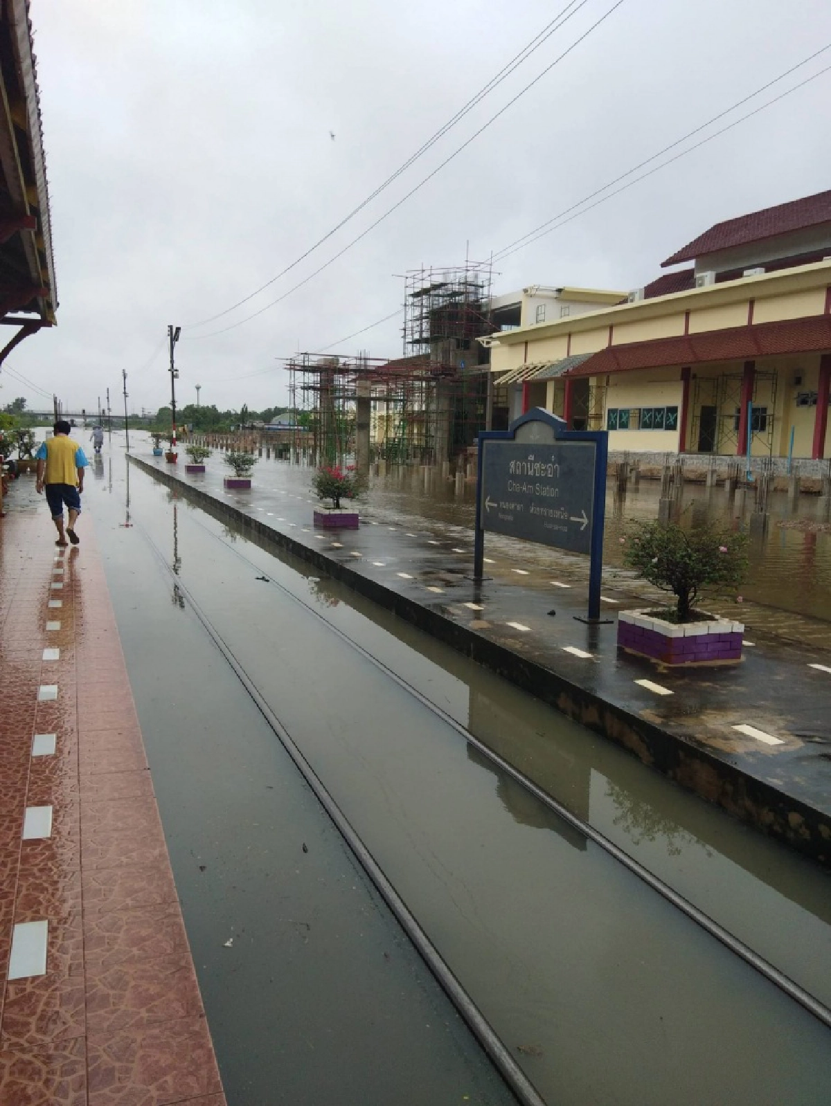 ประมวลภาพน้ำท่วมสถานีชะอำ ท่วมทางเดินรถไฟยาวประมาณ 4 กม.