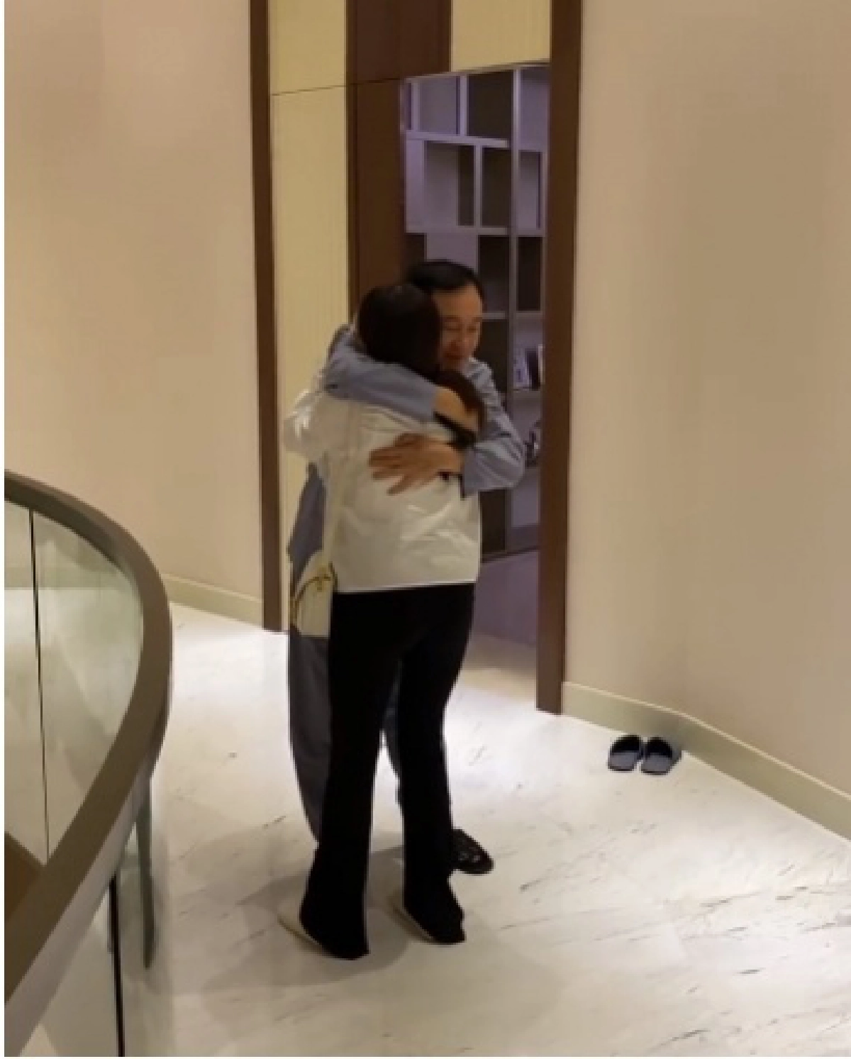 "อุ๊งอิ๊ง" โพสต์คลิปโผกอดพ่อ หลังติดโควิด ปวดใจไม่เจอ9เดือน เผยตาทักษิณได้หอมหลานแล้ว