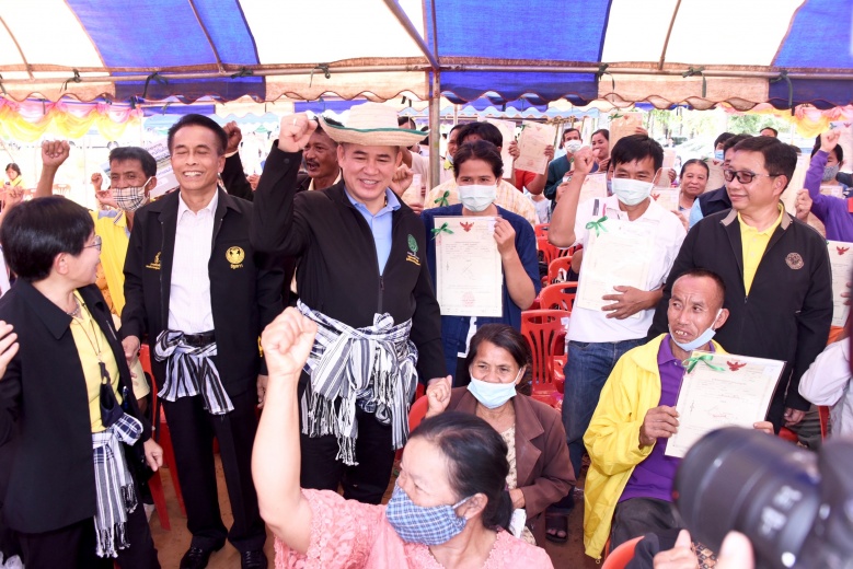 "ธรรมนัส" ติดตามโครงการ Zoning by Agri-Mapพร้อมมอบหนังสือ ส.ป.ก.4-01 ให้แก่พี่น้องเกษตรกร