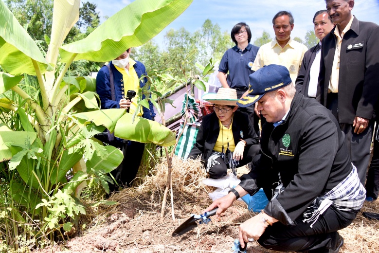 "ธรรมนัส" ติดตามโครงการ Zoning by Agri-Mapพร้อมมอบหนังสือ ส.ป.ก.4-01 ให้แก่พี่น้องเกษตรกร