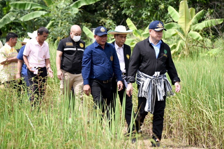 "ธรรมนัส" ติดตามโครงการ Zoning by Agri-Mapพร้อมมอบหนังสือ ส.ป.ก.4-01 ให้แก่พี่น้องเกษตรกร