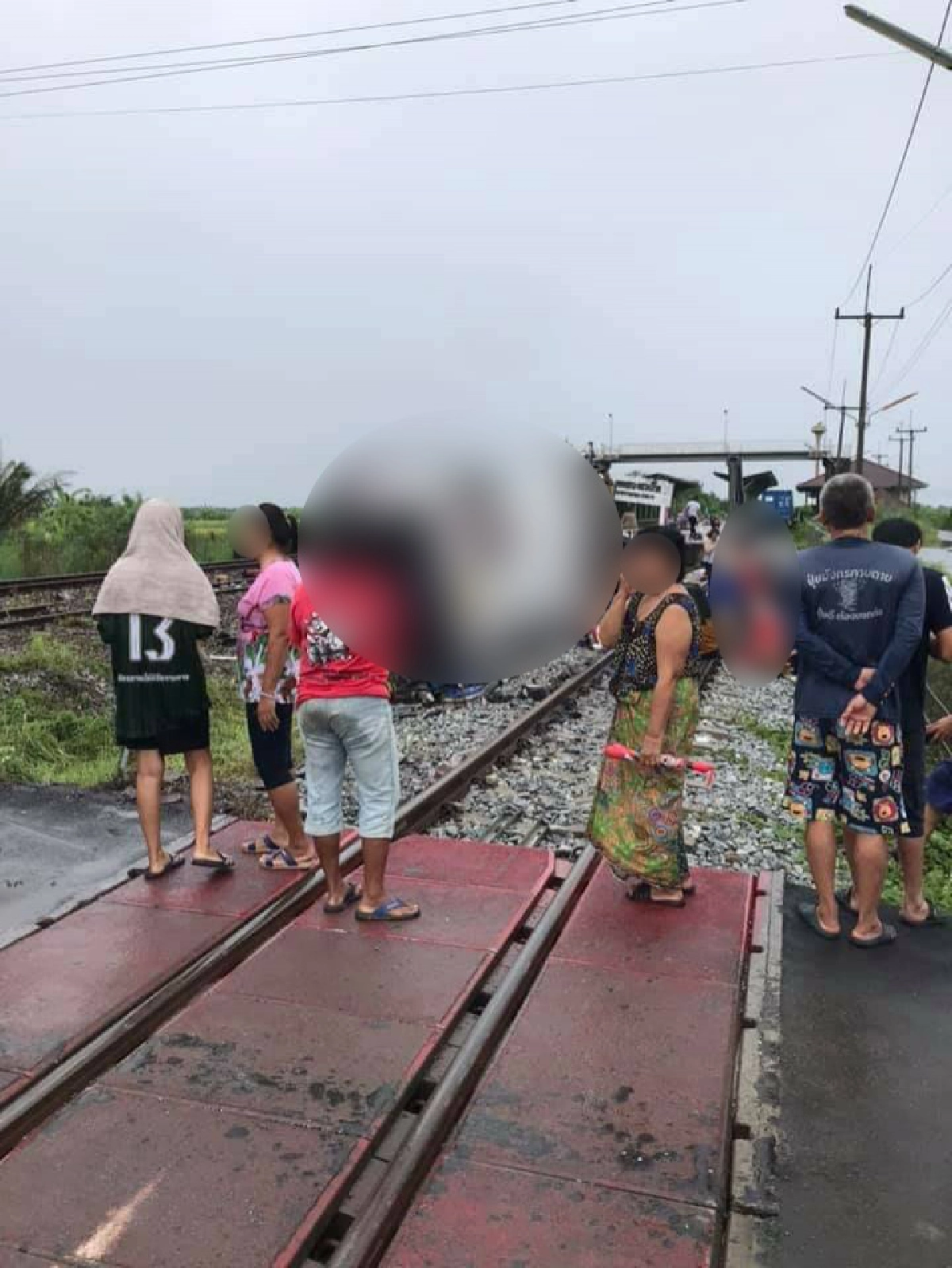 ด่วน รถบัสจะไปทอดกฐินโดนรถไฟชน มีผู้บาดเจ็บ เสียชีวิตเพียบ