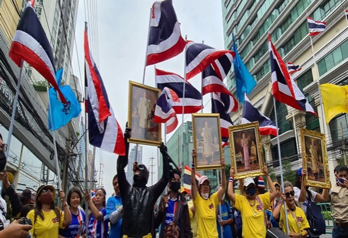 กลุ่ม ศปปส. รวมตัวหน้า "ไทยซัมมิท" ขับไล่ "ธนาธร " พ้นแผ่นดินไทย