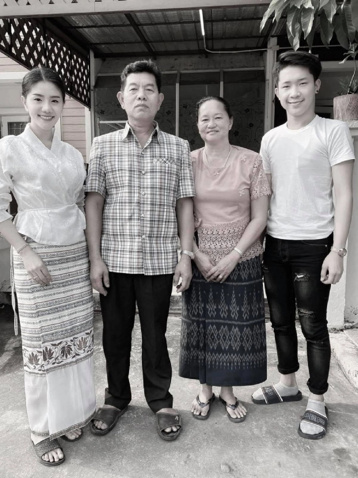 แม่ "แพรวพราว" หมอลำชื่อดังจากไปแล้ว หลังลูกเช่าเครื่องบินส่วนตัวพาแม่ไปรักษาจนสุดความสามารถ