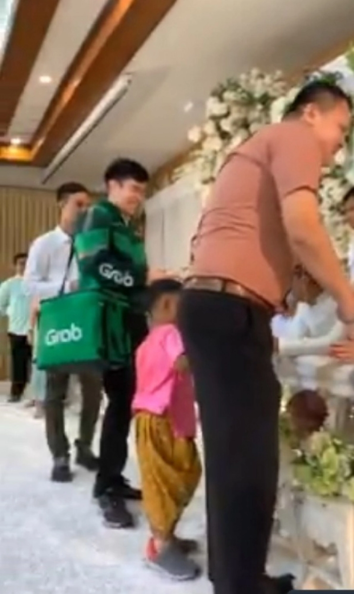 หนุ่มไปงานแต่งเพื่อน ด้วยธีมเขียวขาว ทำเอาคนทั้งงานมองไม่ละสายตา