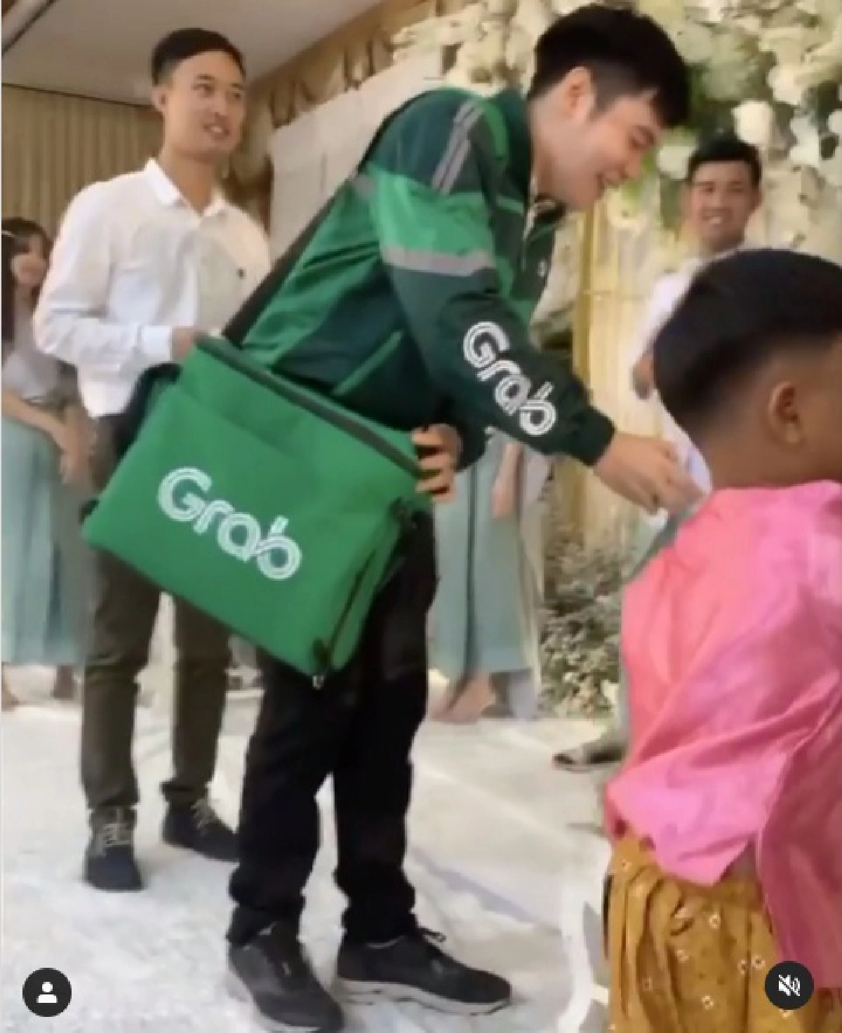 หนุ่มไปงานแต่งเพื่อน ด้วยธีมเขียวขาว ทำเอาคนทั้งงานมองไม่ละสายตา