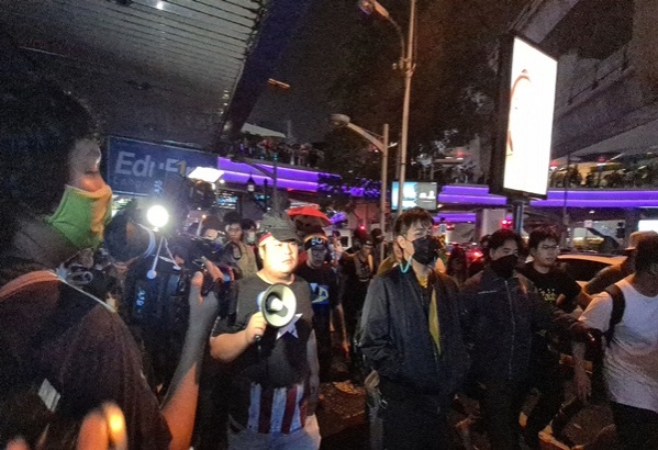 ผู้ชุมนุมนัดรวมตัวหอศิลป์ฯหลังแกนนำถูกจับ -'เพนกวิน'นำบุก สตช. เรียกร้องปล่อยตัว