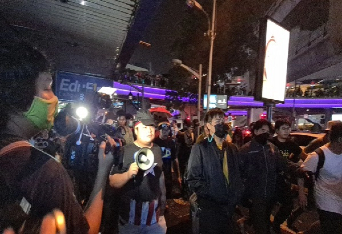 ผู้ชุมนุมนัดรวมตัวหอศิลป์ฯหลังแกนนำถูกจับ -'เพนกวิน'นำบุก สตช. เรียกร้องปล่อยตัว