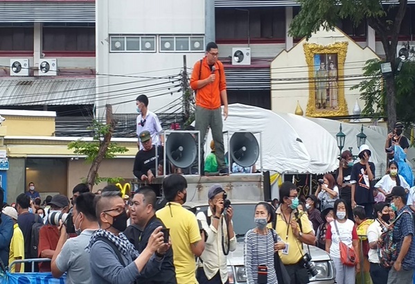 ตำรวจเข้าปะทะผู้ชุมนุม รวบตัว"ไผ่ ดาวดิน"- รื้อเต้นท์