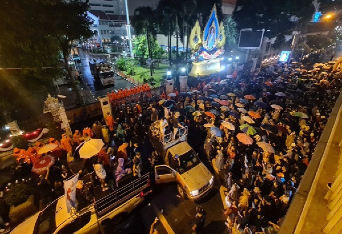 ผู้ชุมนุมนัดรวมตัวหอศิลป์ฯหลังแกนนำถูกจับ -'เพนกวิน'นำบุก สตช. เรียกร้องปล่อยตัว