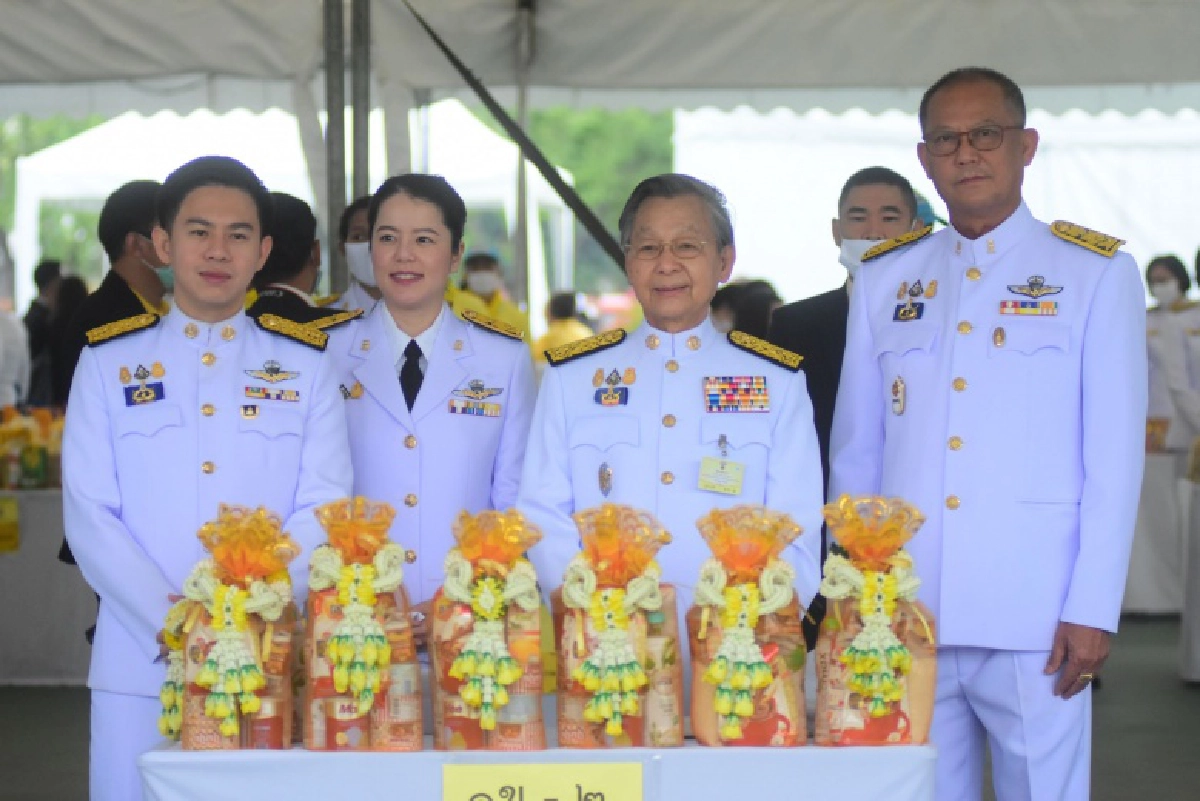 "นายกฯ" นำ ครม.ทำบุญตักบาตรเนื่องในวันคล้ายวันสวรรคตในหลวงรัชกาลที่ 9