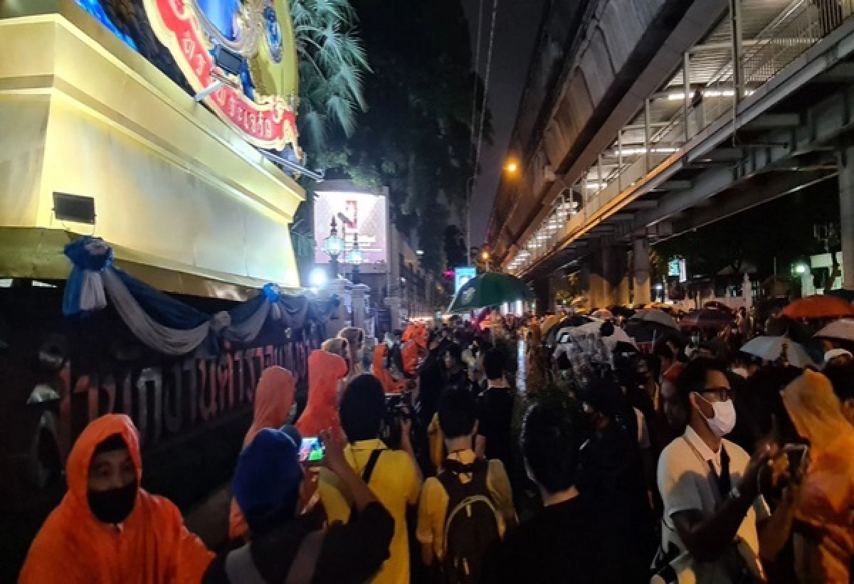 ผู้ชุมนุมนัดรวมตัวหอศิลป์ฯหลังแกนนำถูกจับ -'เพนกวิน'นำบุก สตช. เรียกร้องปล่อยตัว