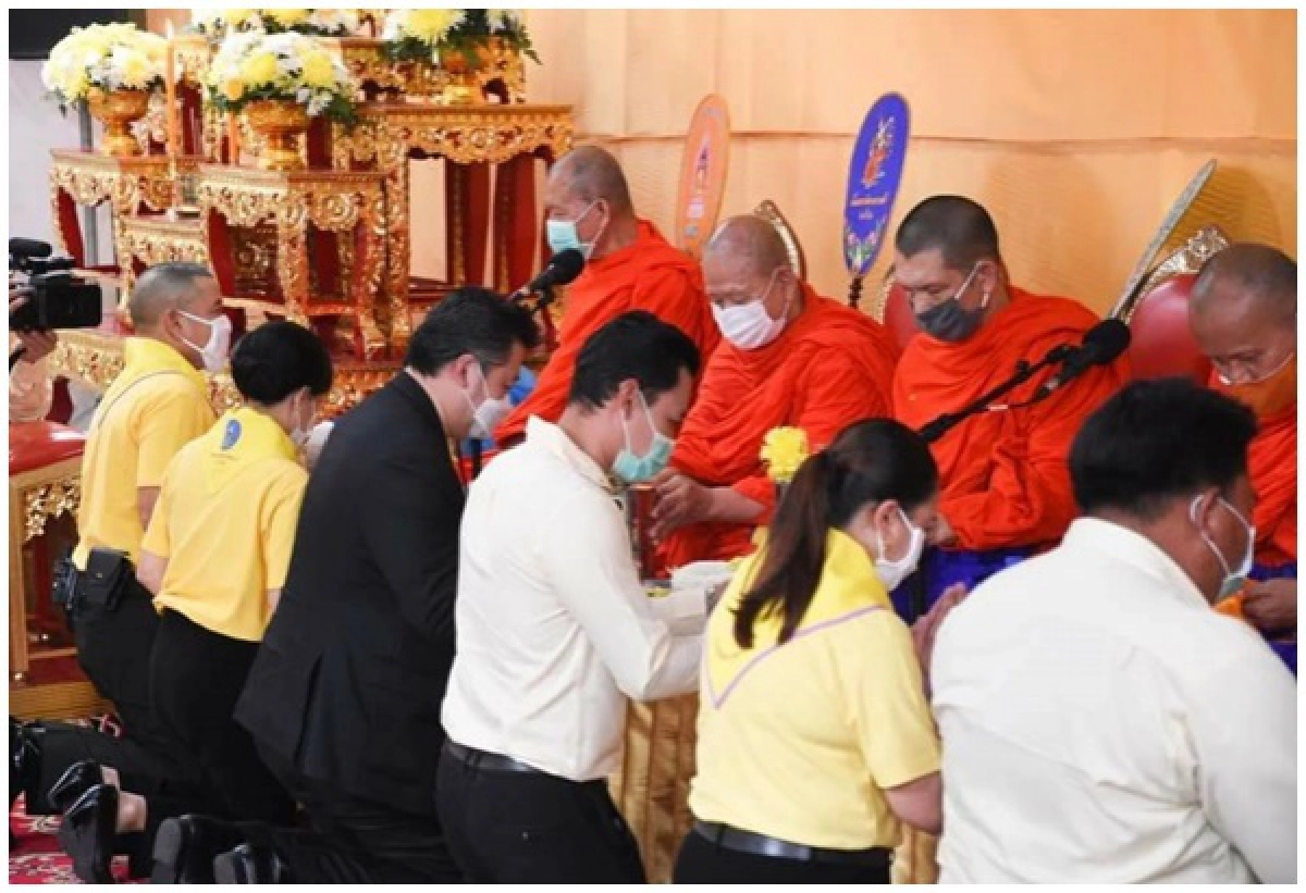 "บิ๊กบี้" นำกองทัพบก-CP-CPF-พี่น้องชาวคลองเตย ทำบุญเลี้ยงพระถวายเป็นพระราชกุศล รัชกาลที่9