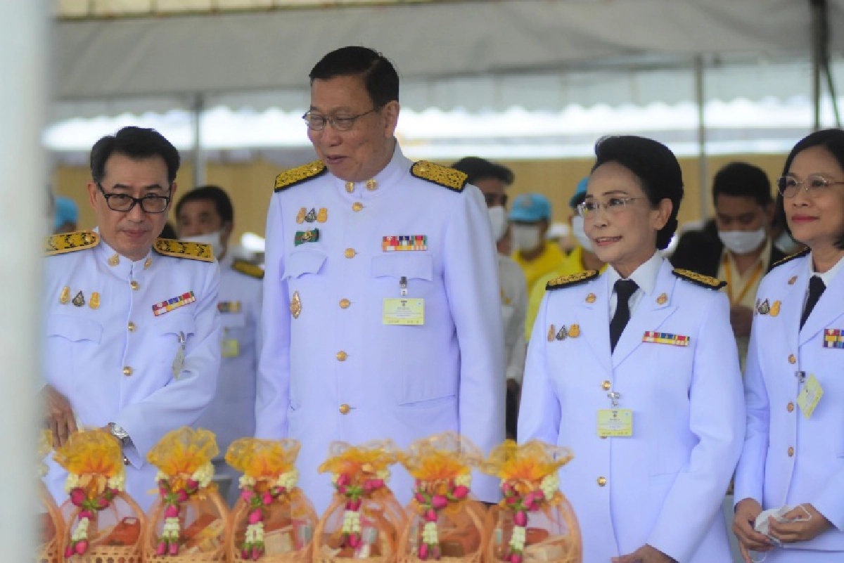 "นายกฯ" นำ ครม.ทำบุญตักบาตรเนื่องในวันคล้ายวันสวรรคตในหลวงรัชกาลที่ 9