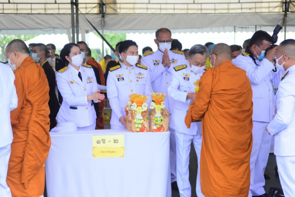 "นายกฯ" นำ ครม.ทำบุญตักบาตรเนื่องในวันคล้ายวันสวรรคตในหลวงรัชกาลที่ 9