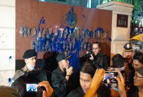 ผู้ชุมนุมนัดรวมตัวหอศิลป์ฯหลังแกนนำถูกจับ -'เพนกวิน'นำบุก สตช. เรียกร้องปล่อยตัว