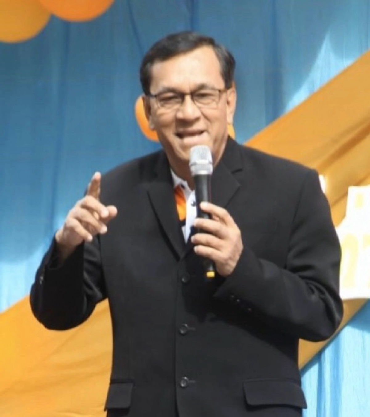 "ทอน" บุกอุดร ชนแม่ทัพแดง 