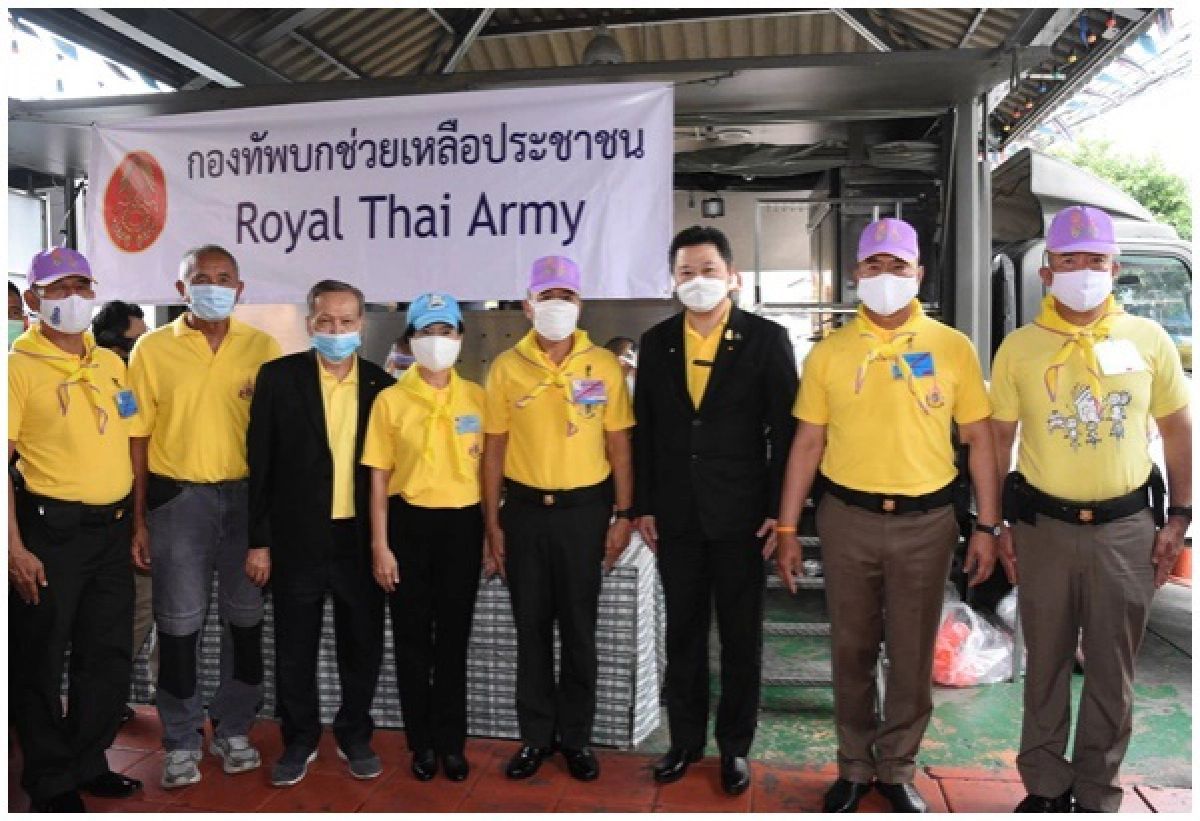 "บิ๊กบี้" นำกองทัพบก-CP-CPF-พี่น้องชาวคลองเตย ทำบุญเลี้ยงพระถวายเป็นพระราชกุศล รัชกาลที่9