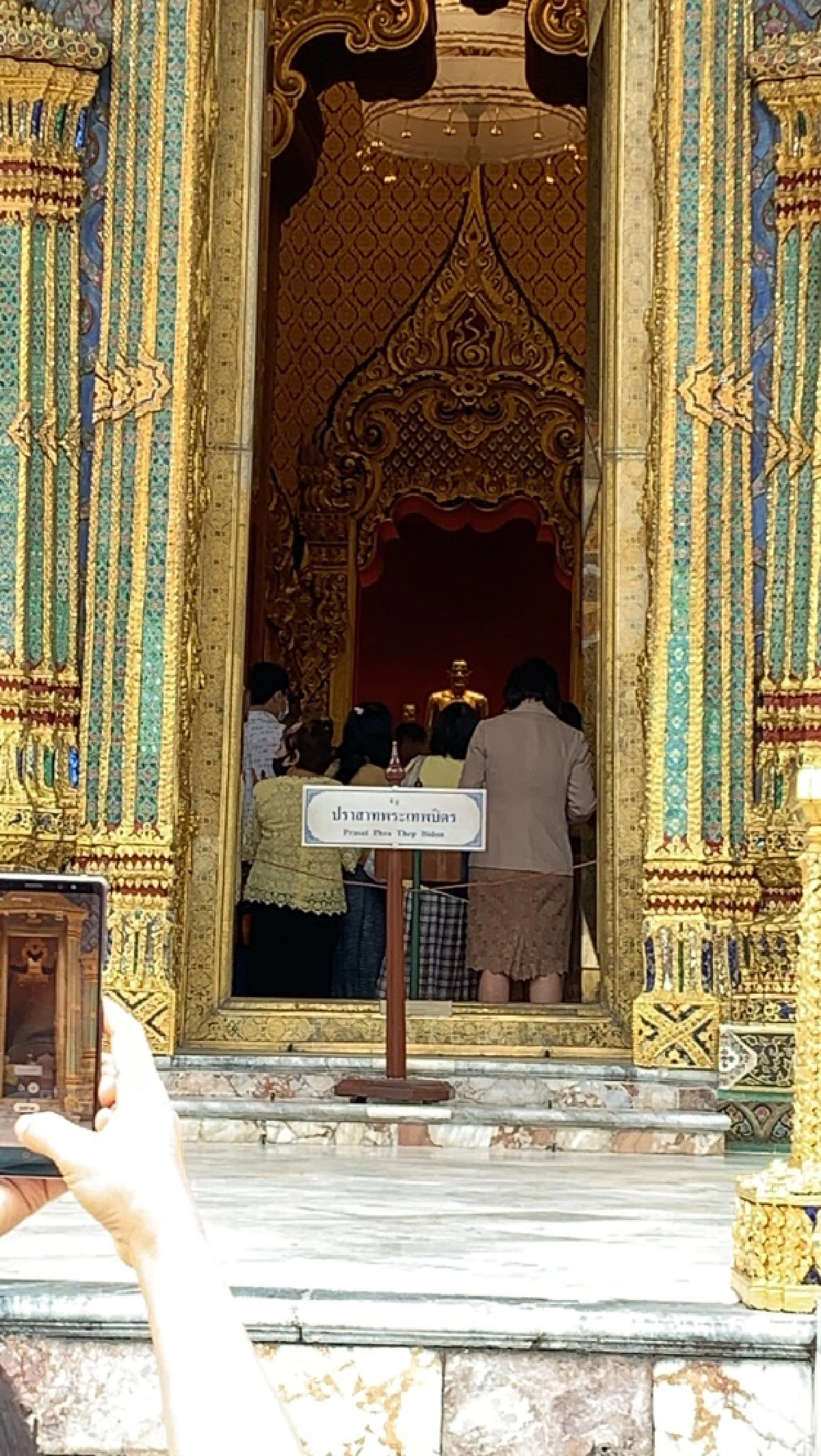 ปชช.สวมเสื้อสีเหลืองสำนึกในพระมหากรุณาธิคุณ ถวายบังคมพระบรมรูป ร.9 