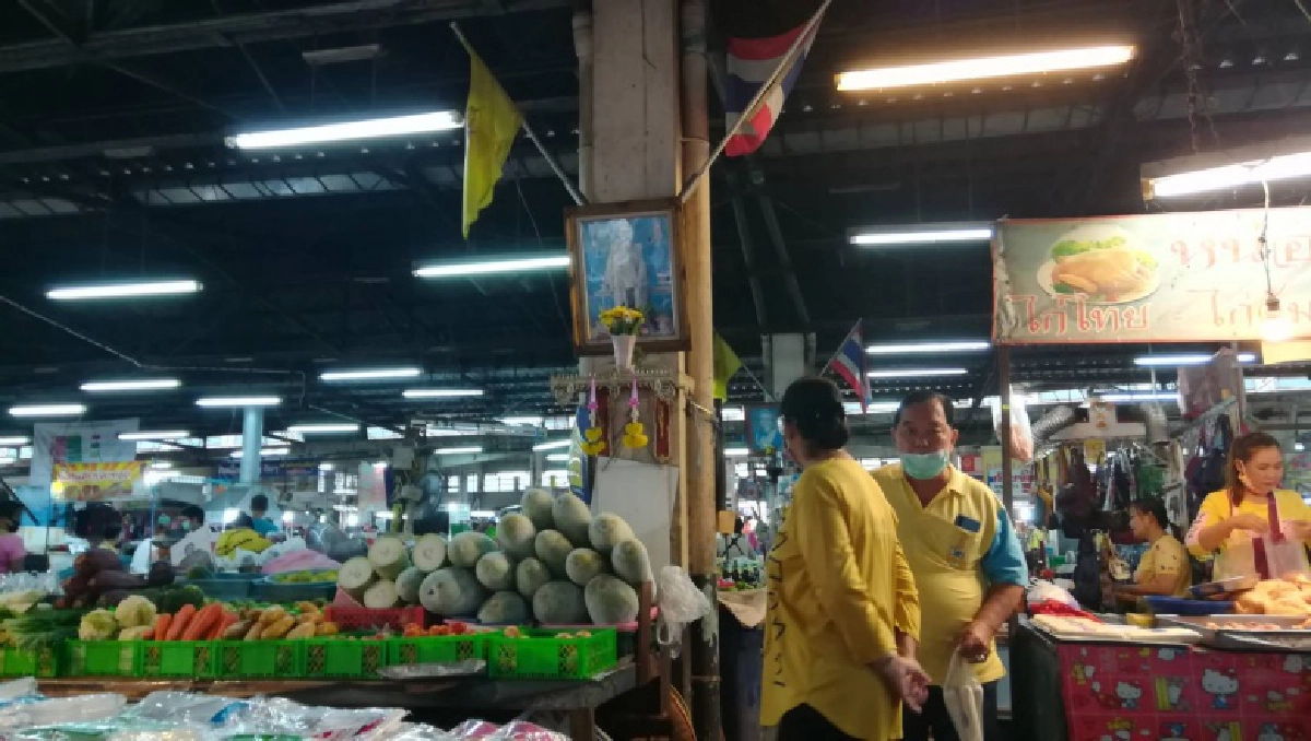 น้อมรำลึกวันคล้ายวันสวรรคตในหลวง ร.9 พ่อค้าแม่ค้าชาวพิษณุโลกรวมใจแจกอาหารฟรี