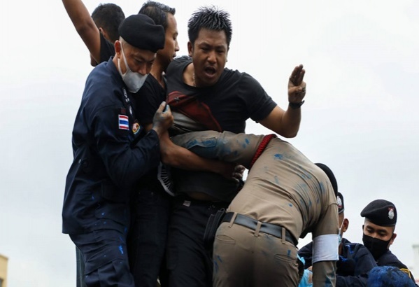 ตำรวจเข้าปะทะผู้ชุมนุม รวบตัว"ไผ่ ดาวดิน"- รื้อเต้นท์